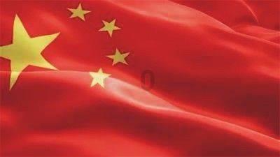 印度劫匪火车外抢手机未果 被挂窗外行驶约1公里